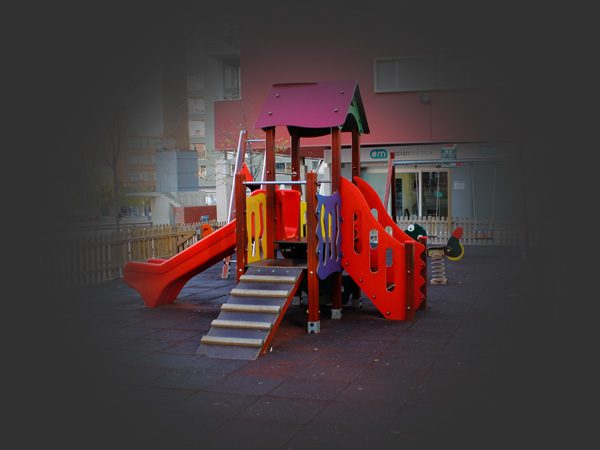 Representación de la visión con glaucoma Imagen de un parque infantil con la periferia oscura simulando la visión túnel de un paciente con glaucoma.