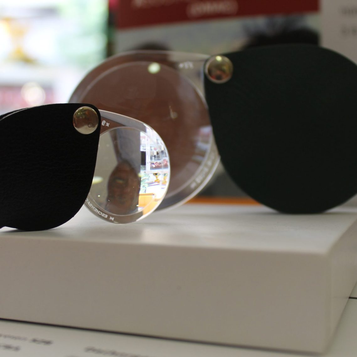 Ayudas ópticas: lupas Dos lupas de bolsillo de diferente tamaño y aumento.