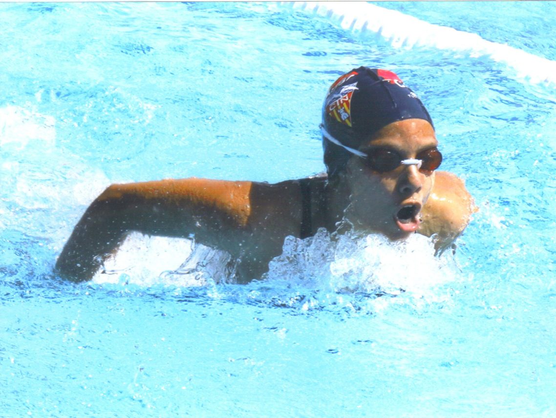 Visión deportiva Nadadora compitiendo en una piscina utilizando unas gafas de piscina graduadas.