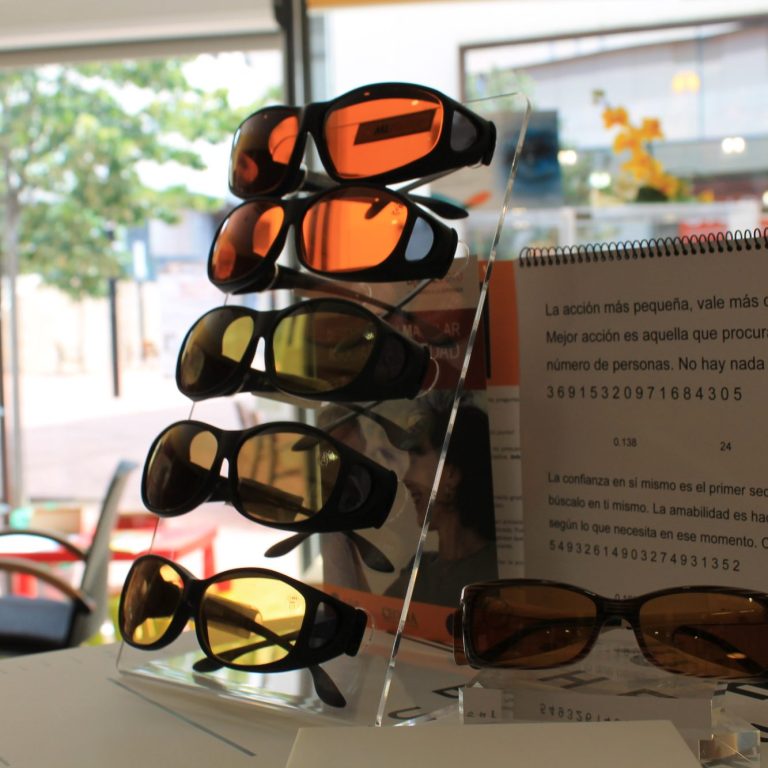 Ayudas ópticas Siete gafas con diferentes tonalidades y filtros utilizadas como ayudas ópticas en baja visión.