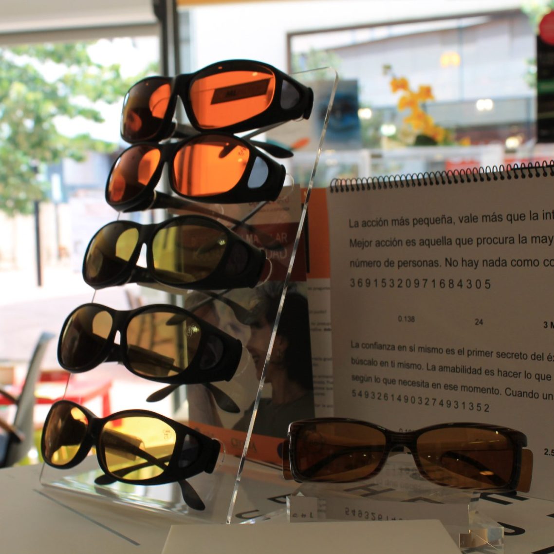 Ayudas ópticas: filtros Siete gafas con diferentes tonalidades y filtros, siendo ayudas ópticas para personas con baja visión.