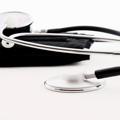 Pediatras Fonendoscopio y tensiómetro sobre superficie blanca.