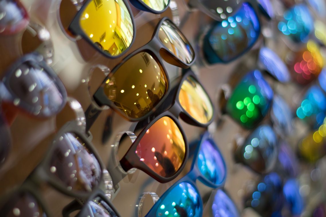 Gafas de sol Gafas de sol de diferentes colores y estilos en una exhibición.