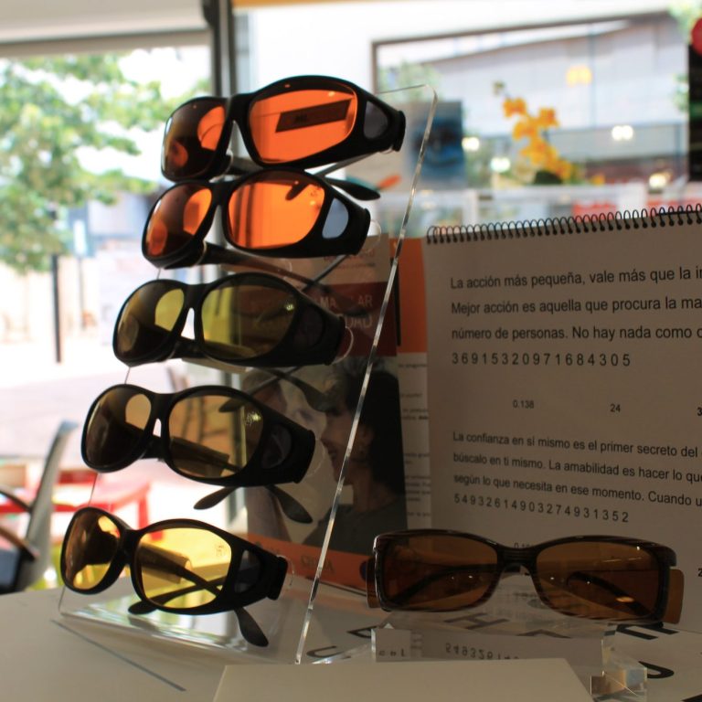 Ayudas ópticas Siete gafas con diferentes tonalidades y filtros utilizadas como ayudas ópticas en baja visión.