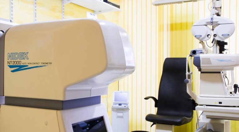 Gabinete optométrico de Optipolis Interior de un gabinete optométrico, con instrumentos de medida óptica.